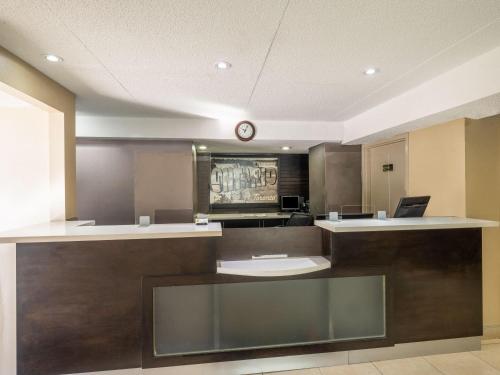 Super 8 by Wyndham Toronto East ON, Торонто (фото 5)