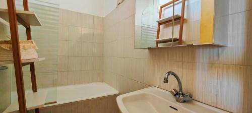 Charming beachfront studio in Fréjus Plage - image 3