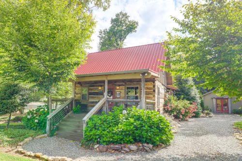 Hike, Leaf Peep & More: Sleek Cabin in Weaverville in Vīvervilla (NC)