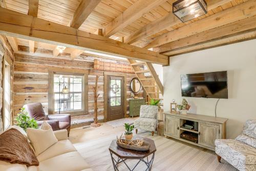 Hike, Leaf Peep & More: Sleek Cabin in Weaverville in Vīvervilla (NC)