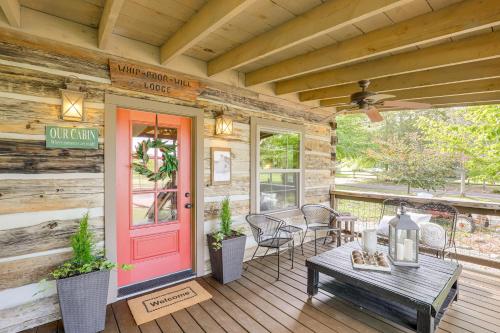 Hike, Leaf Peep & More: Sleek Cabin in Weaverville in Vīvervilla (NC)