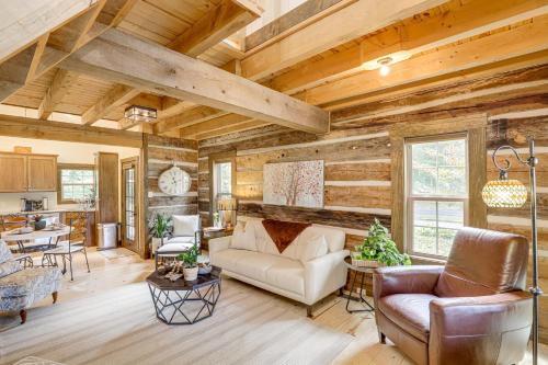 Hike, Leaf Peep & More: Sleek Cabin in Weaverville in Vīvervilla (NC)