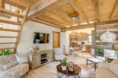 Hike, Leaf Peep & More: Sleek Cabin in Weaverville in Vīvervilla (NC)