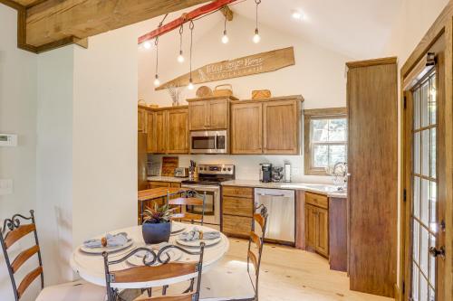 Hike, Leaf Peep & More: Sleek Cabin in Weaverville in Vīvervilla (NC)