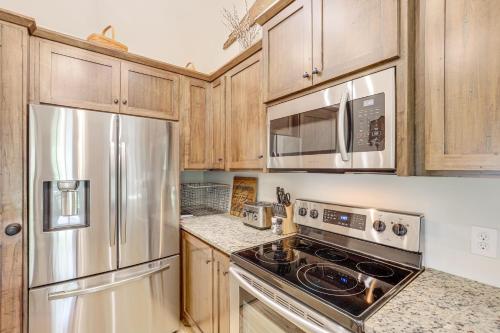 Hike, Leaf Peep & More: Sleek Cabin in Weaverville in Vīvervilla (NC)