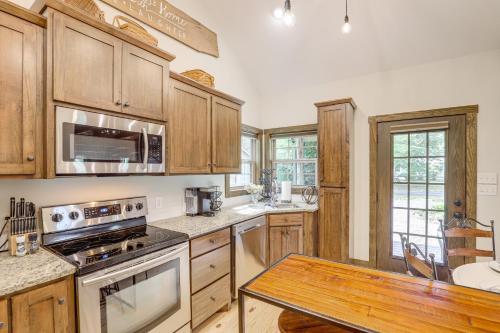 Hike, Leaf Peep & More: Sleek Cabin in Weaverville in Vīvervilla (NC)