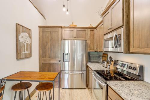Hike, Leaf Peep & More: Sleek Cabin in Weaverville in Vīvervilla (NC)