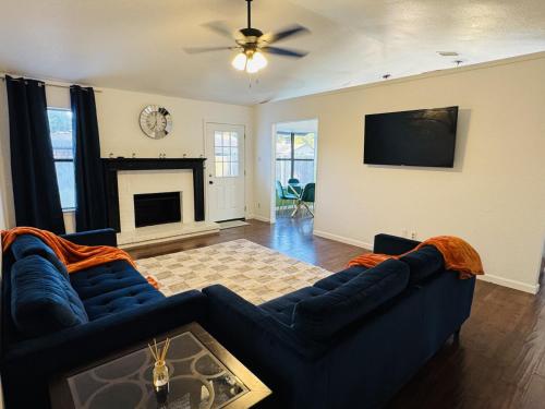 Fenced Yard • Fire pit • Fireplace • Pet Friendly