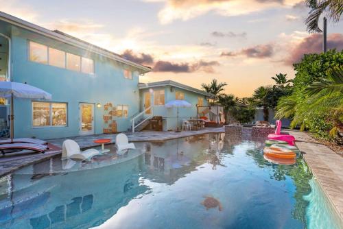 Luxury Villa Pool Jacuzzi Cinema and Game Room – khách sạn tại Oakland Park