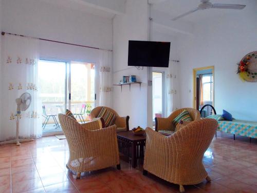 صالة مشتركة/ منطقة التلفزيون, دار ضيافة لو ماكوا (Le Macoua Guest House) in Pointe Coton