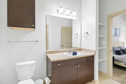 Chic Mid-Rise Apartment 2BR Getaway near กู๊ดพีเพิลบริววิงคอมพานี