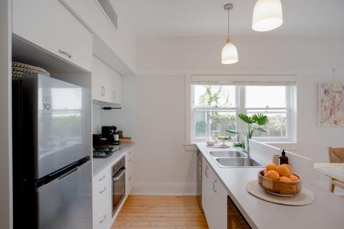 Spacious 3BR garden apartment free parking - image 5