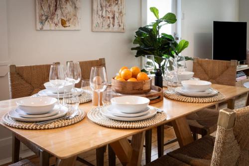 Spacious 3BR garden apartment free parking - image 14