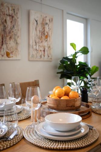 Spacious 3BR garden apartment free parking - image 2