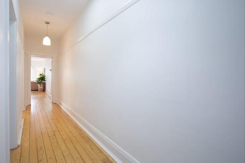 Spacious 3BR garden apartment free parking - image 3