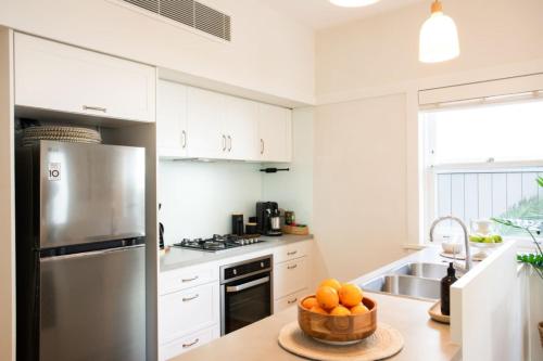 Spacious 3BR garden apartment free parking - image 10