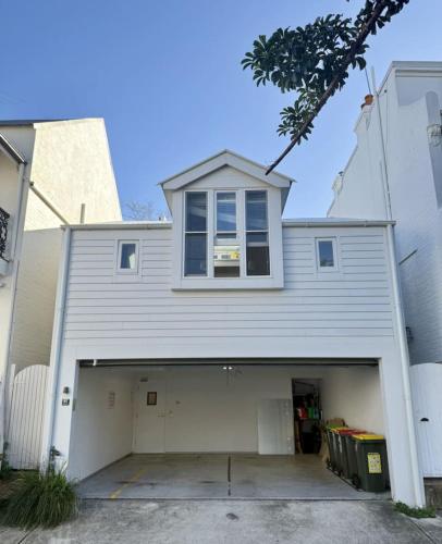 Spacious 3BR garden apartment free parking - image 4