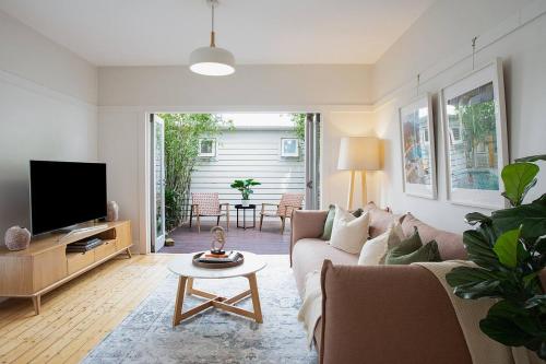 Spacious 3BR garden apartment free parking - image 8