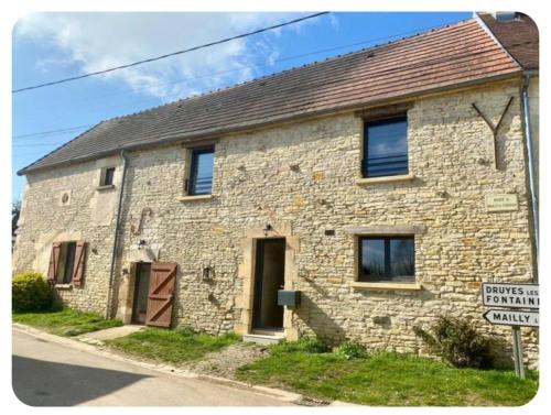 La maison d'en face in Mailly-Le-Chateau