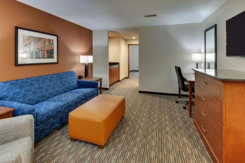 1 king bed, 1 sofa bed