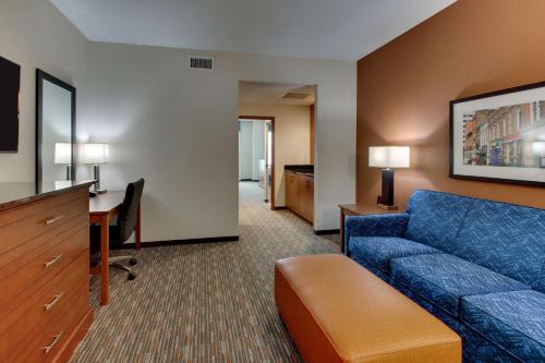 2 queen beds, 1 sofa bed