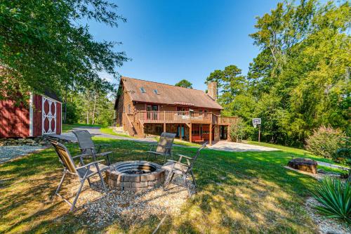 Hyco Lake Escape with Deck and Dock Families Welcome! in Roxboro (Észak-Karolina)