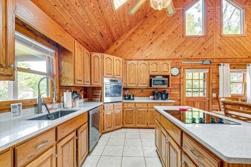 Hyco Lake Escape with Deck and Dock Families Welcome! in Roxboro (Észak-Karolina)