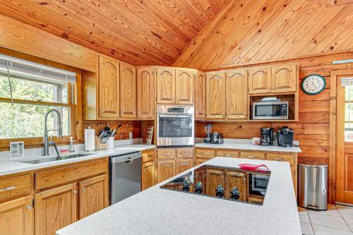 Hyco Lake Escape with Deck and Dock Families Welcome! in Roxboro (Észak-Karolina)