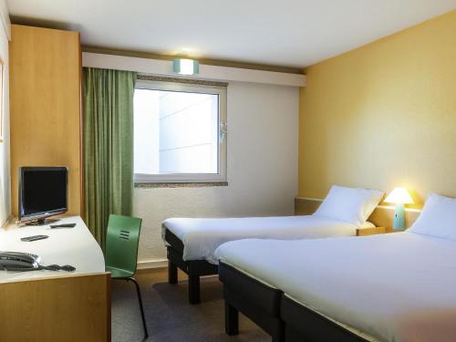 1 double bed, 1 twin bed
