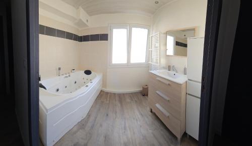 Bathroom, Villa-appartement de 70 m2 a Agde near Basalte