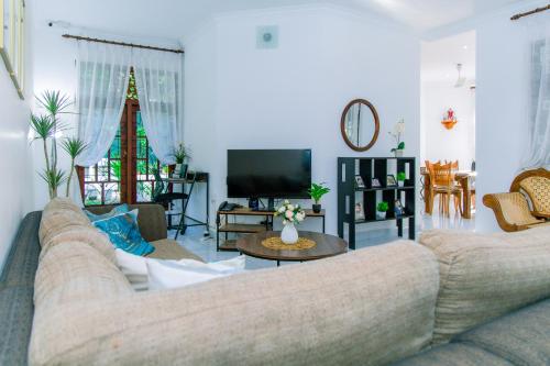 Serenity Villa in Makandura