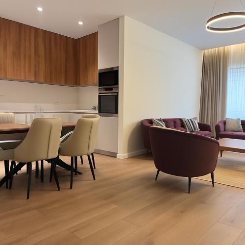 Emerald Luxury 2 Bedroom, 2 Bathroom Apartment