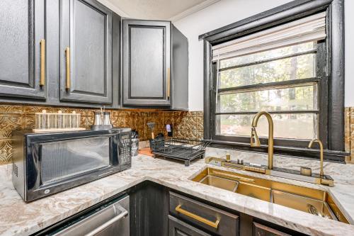 5 Mi to Town Pet-Friendly Retreat in Marietta! in Смірна (Джорджія)