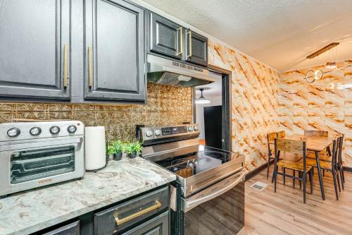 5 Mi to Town Pet-Friendly Retreat in Marietta! in Смірна (Джорджія)