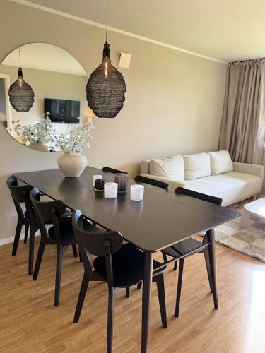 Stor leilighet nær flyplass, buss og natur in 科瓦洛斯勒塔