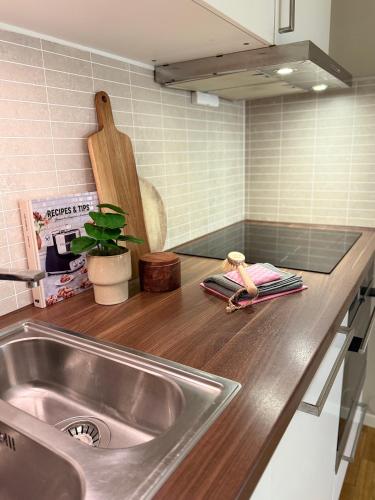 Stor leilighet nær flyplass, buss og natur in 科瓦洛斯勒塔