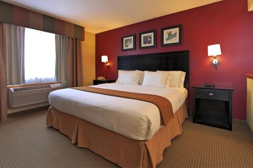 Holiday Inn Express Hotel & Suites Defiance - main image