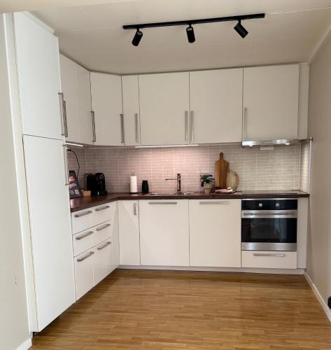 Stor leilighet nær flyplass, buss og natur in 科瓦洛斯勒塔