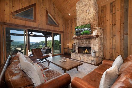 Breakaway Ridge Luxury Cabin - 5 Minutes Downtown in Blue Ridge, USA