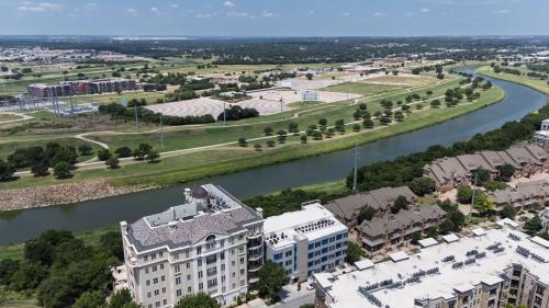Queen Downtown Views Riverfront Stay Free Parking