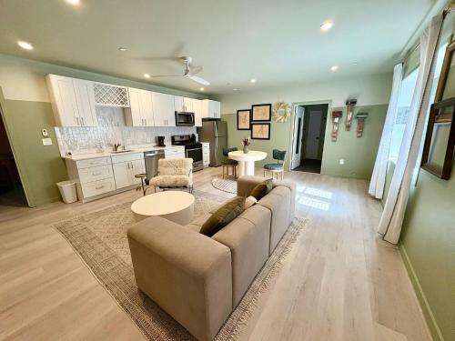 CUTE 1 BR Basement Apt Near Shops, Park in 海厄茨維爾