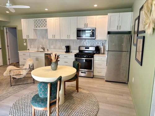 CUTE 1 BR Basement Apt Near Shops, Park in 海厄茨維爾