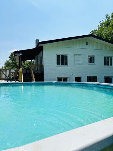 3BR with Pool near Kennywood, Pittsburgh in West Mifflin (PA)