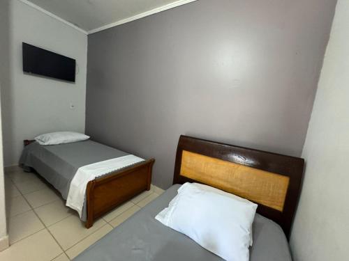 2 twin beds