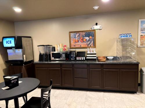 Four Seasons Inn - image 14