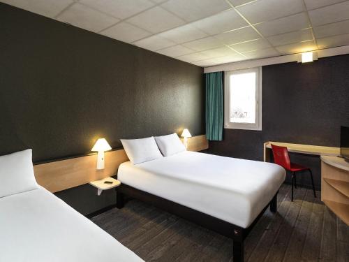 1 double bed, 1 twin bed