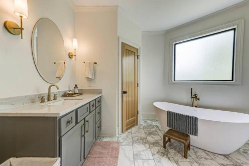 Large 4BR l 4BA Near Mercedes Benz & The Ga Congress in English Avenue