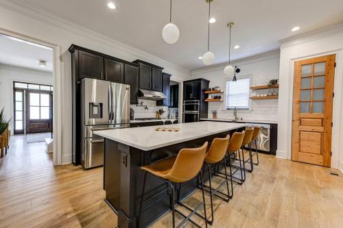 Large 4BR l 4BA Near Mercedes Benz & The Ga Congress in English Avenue