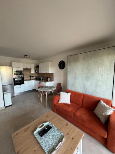 T2 cosy en bord de mer avec terrasse, piscine et parking in Avenue de Cannes