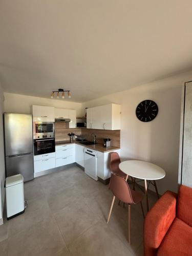 T2 cosy en bord de mer avec terrasse, piscine et parking in Avenue de Cannes